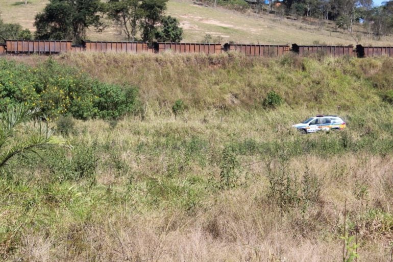 Pai e filho são presos por suspeita de furtar dormentes em área da Vale