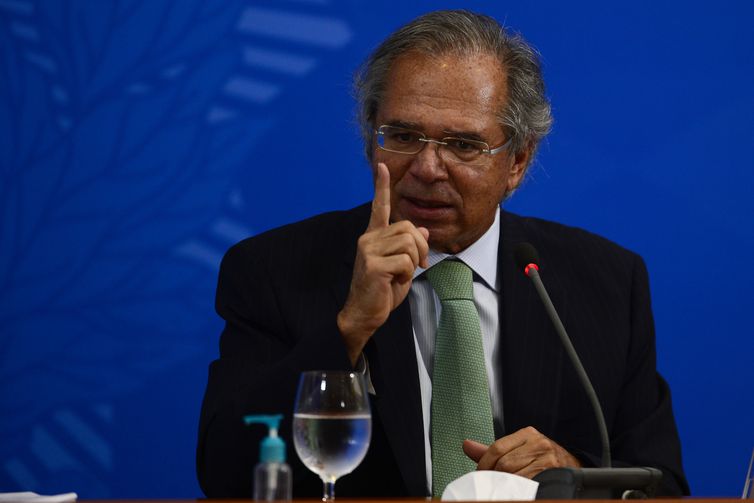 Guedes sugere doação de livros a pobres em vez de isenção a editoras