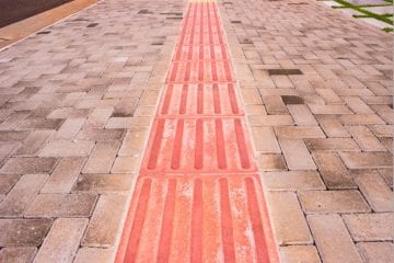Calçadão: Prefeitura de Monlevade reduz em mais da metade material que auxilia deficientes visuais