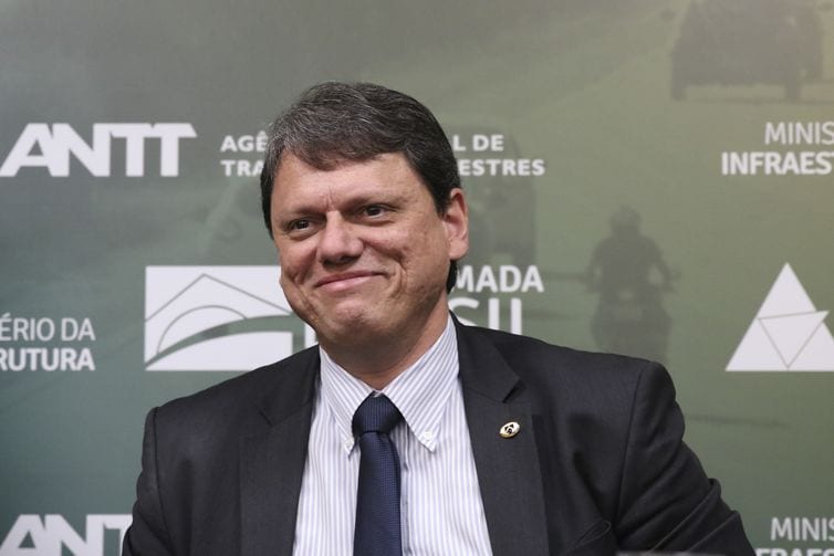 Tarcísio aprova lei que proíbe manter animais acorrentados em São Paulo