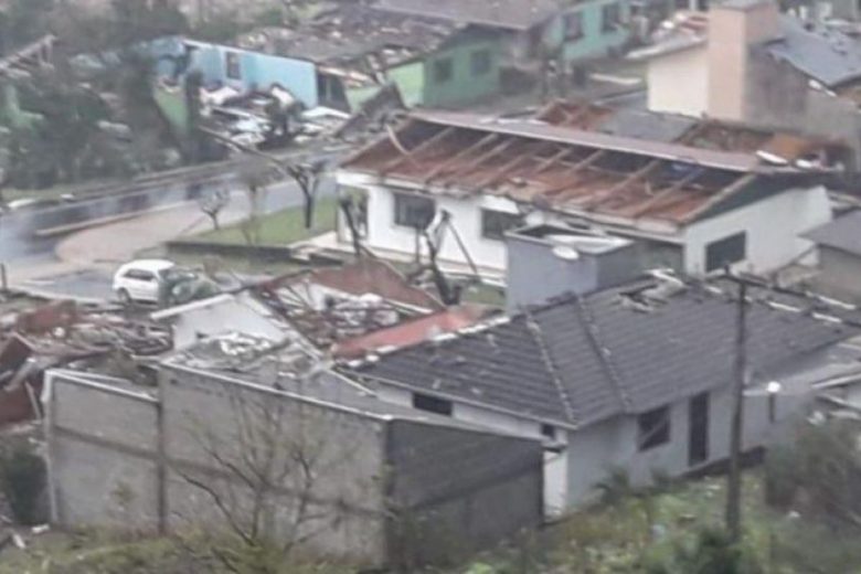 Tornado atinge Santa Catarina, deixa 16 feridos e 800 desabrigados