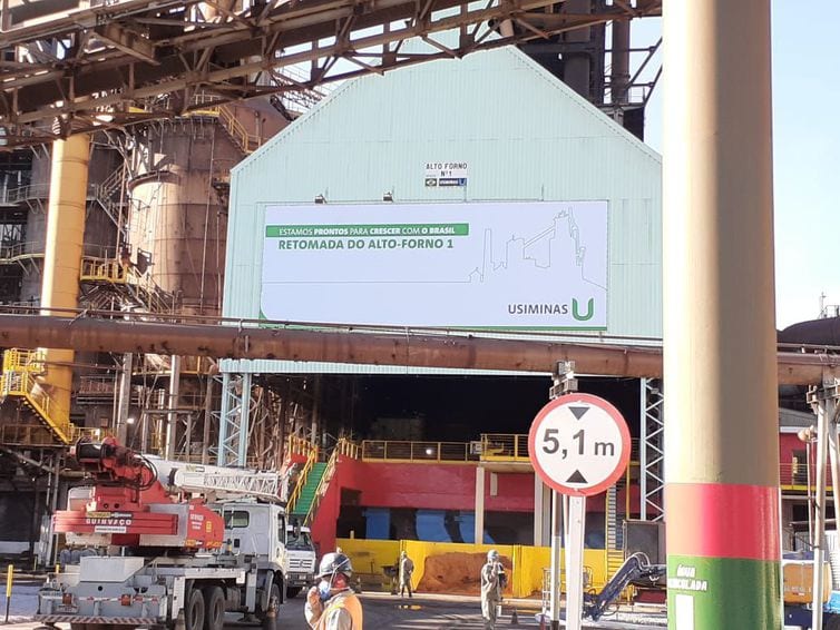 Reativação de forno da Usiminas ajudará na retomada econômica