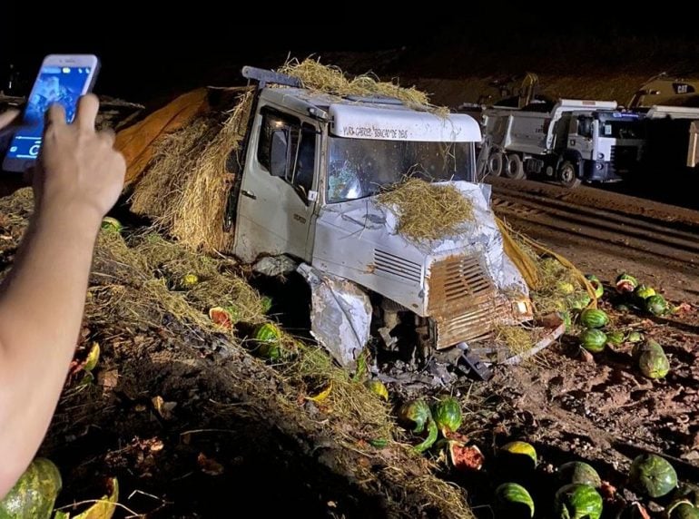 Caminhão de melancia se choca com trator na BR-381