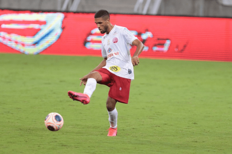 Rhaldney comemora boa fase e aponta cobrança do pai por 1º gol como profissional