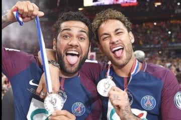 Dani Alves manifesta apoio a Neymar após caso de racismo