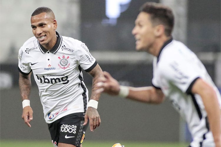Corinthians derrota Bahia e se afasta da zona de rebaixamento do Brasileirão