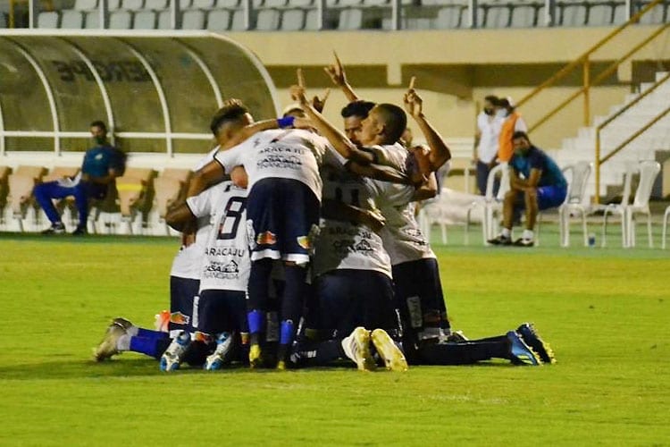 Com técnico novo, Confiança vence o Guarani e sobe na tabela da Série B
