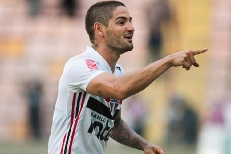 Após derrota do São Paulo, Pato vai à rede social e sofre críticas de torcedores