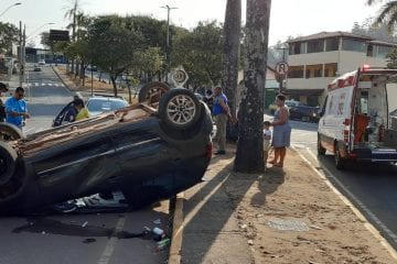 Carro capota na avenida Duque de Caxias em Itabira