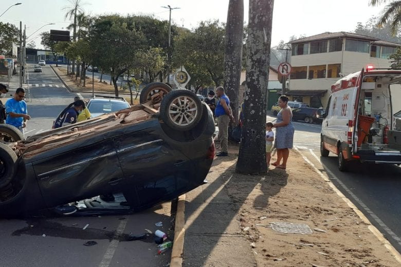 Carro capota na avenida Duque de Caxias em Itabira