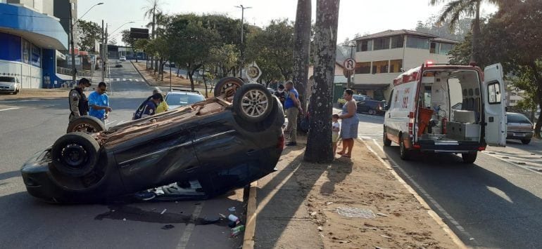 Carro capota na avenida Duque de Caxias em Itabira