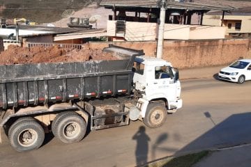 Caminhão com problemas mecânicos interdita trânsito em Itabira