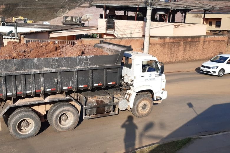 Caminhão com problemas mecânicos interdita trânsito em Itabira