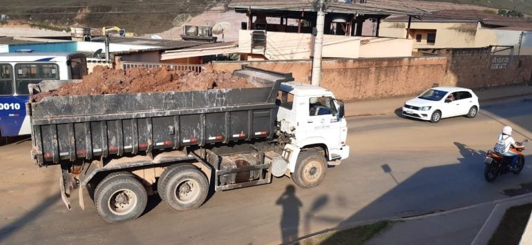 Caminhão com problemas mecânicos interdita trânsito em Itabira