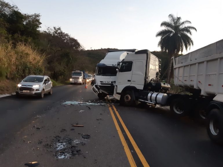 Acidente entre caminhão e carreta, próximo de Ravena, interdita BR-381