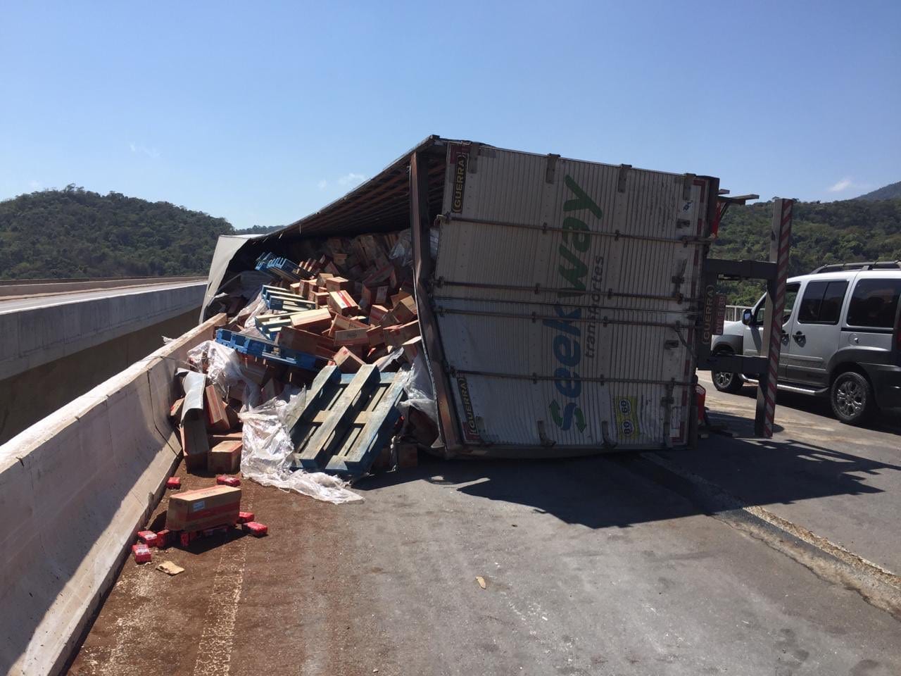 Caminhão tomba na BR-381 e deixa o trânsito parcialmente interditado
