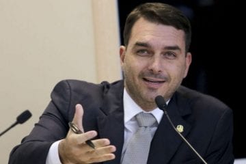 Flávio Bolsonaro anuncia estar curado da covid-19