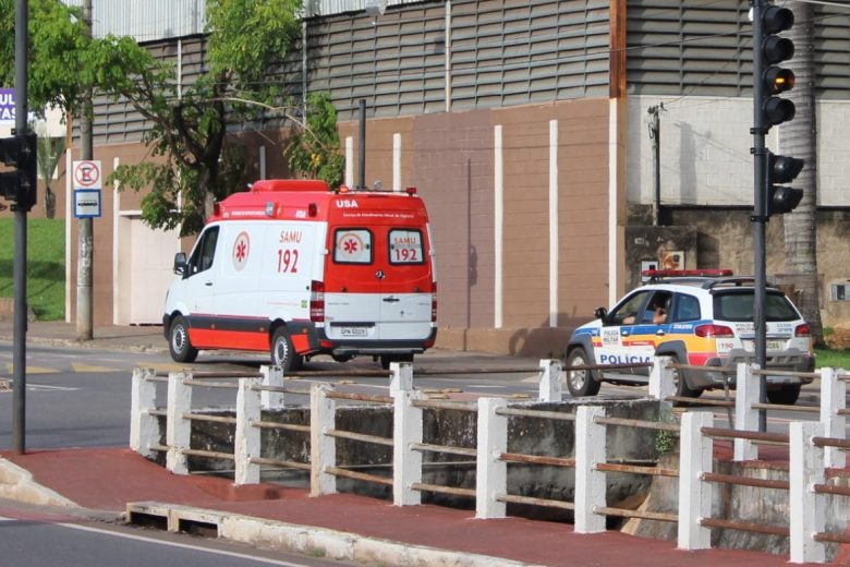 Homem flagrado pelado havia sido preso nesta semana por agredir o pai