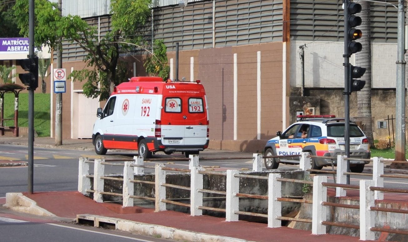Homem flagrado pelado havia sido preso nesta semana por agredir o pai