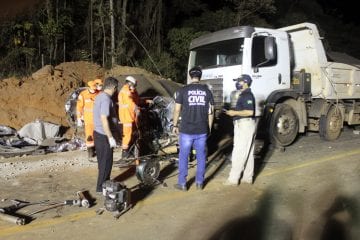Mulher morre após caminhão desgovernado causar engavetamento na BR-381