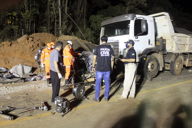 Mulher morre após caminhão desgovernado causar engavetamento na BR-381