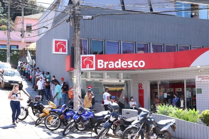 Com bancos lotados, itabiranos aguardam mais de 2h para atendimento na véspera de feriado
