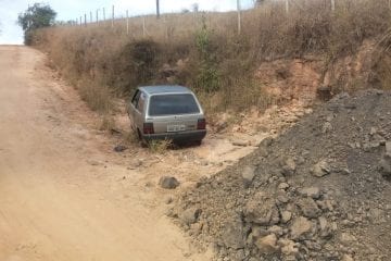 Fiat Uno furtado é abandonado sem as rodas no Cedro