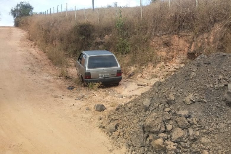 Fiat Uno furtado é abandonado sem as rodas no Cedro