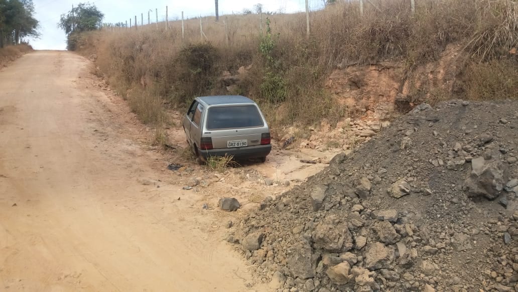 Fiat Uno furtado é abandonado sem as rodas no Cedro