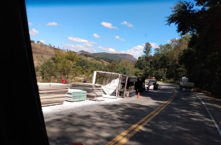 Acidente com carreta interdita parcialmente a BR-381 nesta quinta-feira