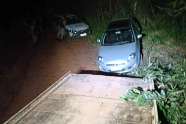 Polícia encontra na zona rural de Itabira carro roubado em São Gonçalo