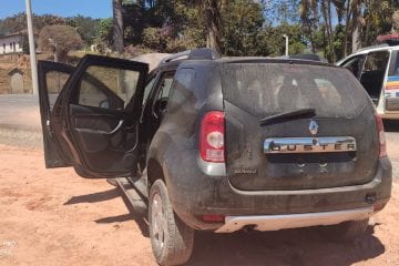 PM encontra dois carros roubados abandonados na BR-381 em Bom Jesus do Amparo