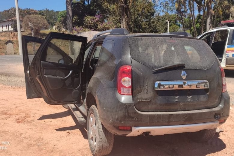 PM encontra dois carros roubados abandonados na BR-381 em Bom Jesus do Amparo