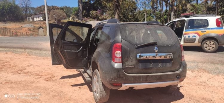 PM encontra dois carros roubados abandonados na BR-381 em Bom Jesus do Amparo