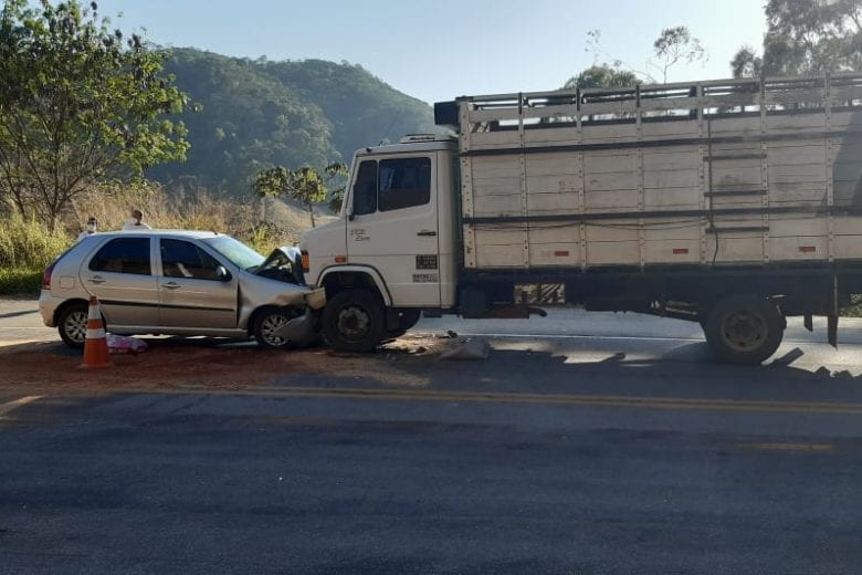 Carro bate de frente com caminhão e mulher morre na MG-129