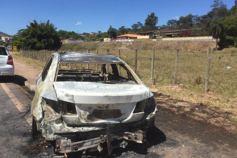 Bombeiros são acionados para combater incêndio em veículo no Praia