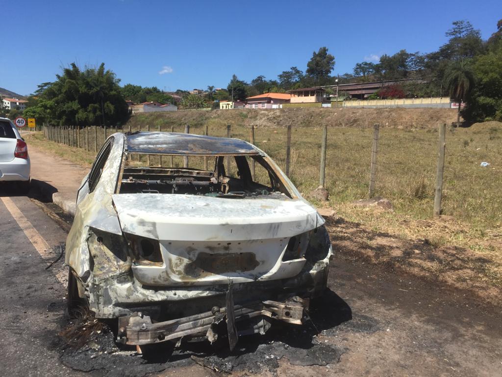 Bombeiros são acionados para combater incêndio em veículo no Praia