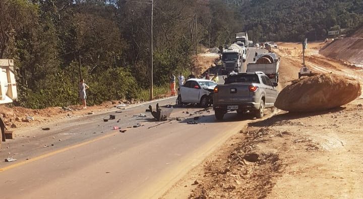 Acidente grave interdita BR-381 na tarde desta terça-feira