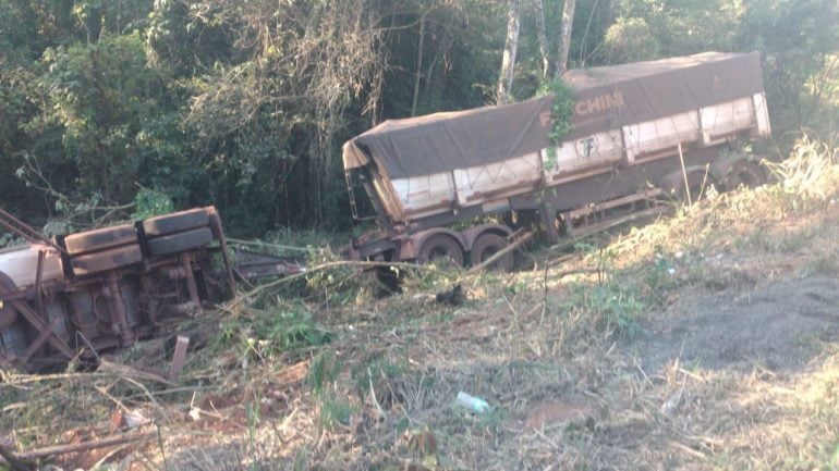 Carreta tomba na BR-381 e deixa um ferido