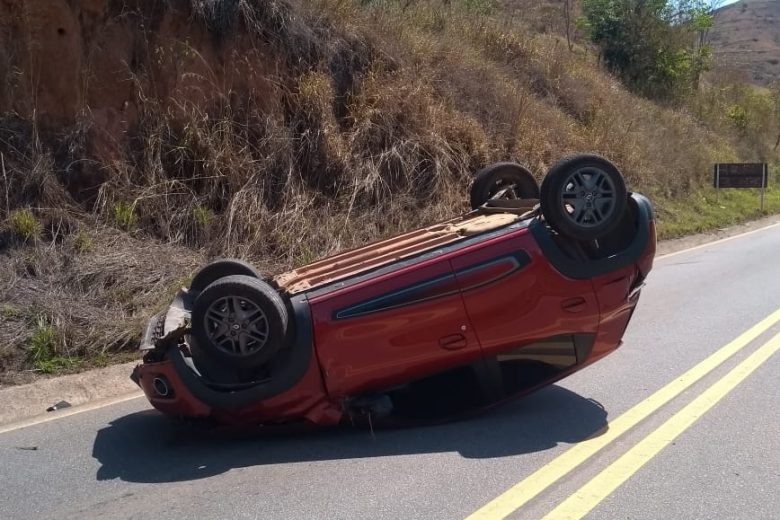 Mulher capota na MGC-120 após desviar de animal na pista