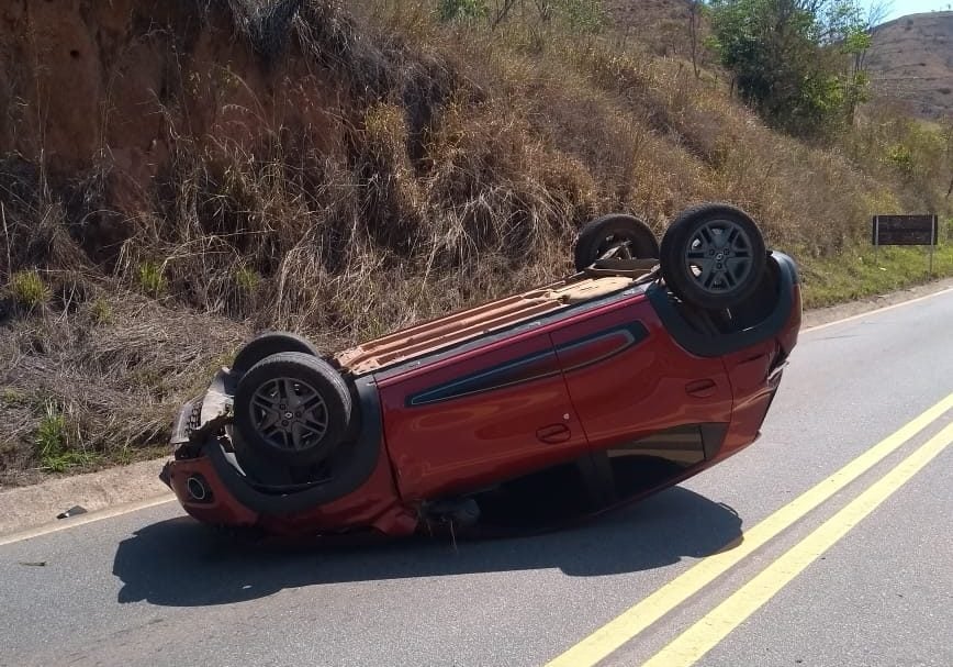 Mulher capota na MGC-120 após desviar de animal na pista