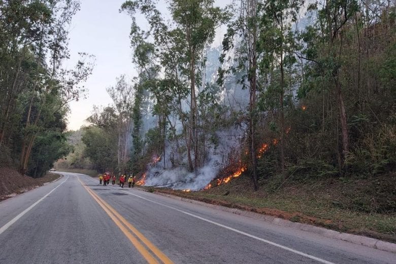 Incêndio interdita totalmente a BR-381 em João Monlevade