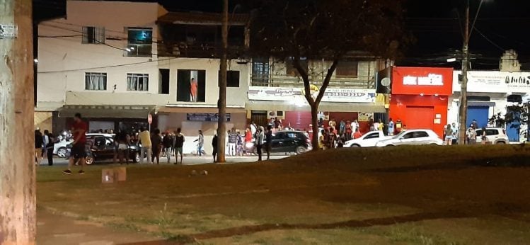 Polícia Militar acaba com “farra” na praça do Areão em Itabira