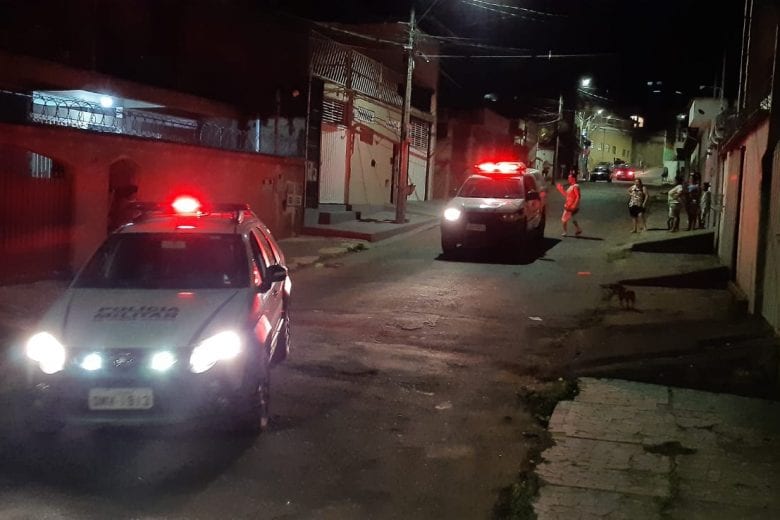 Jovem é preso por tráfico de drogas após tentar fugir da polícia