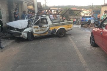Casal fica ferido após caminhonete sem freio colidir em muro de residência