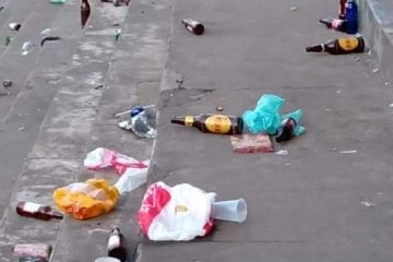 Reabertura de bar causa aglomeração em praça de Santa Bárbara