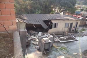 Bombeiros interditam casa prestes a desabar em Itabira