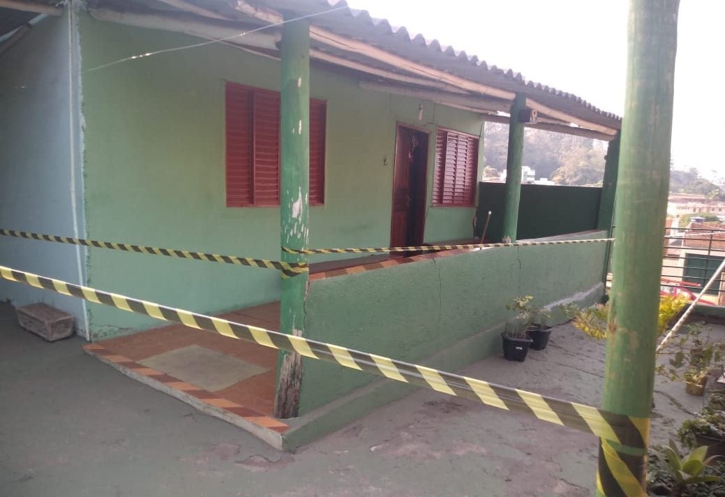 Bombeiros interditam casa prestes a desabar em Itabira