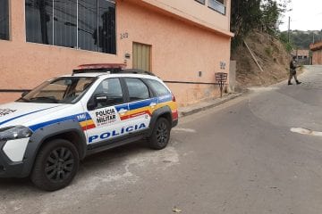Motocicleta furtada é abandonada em frente à garagem de residência