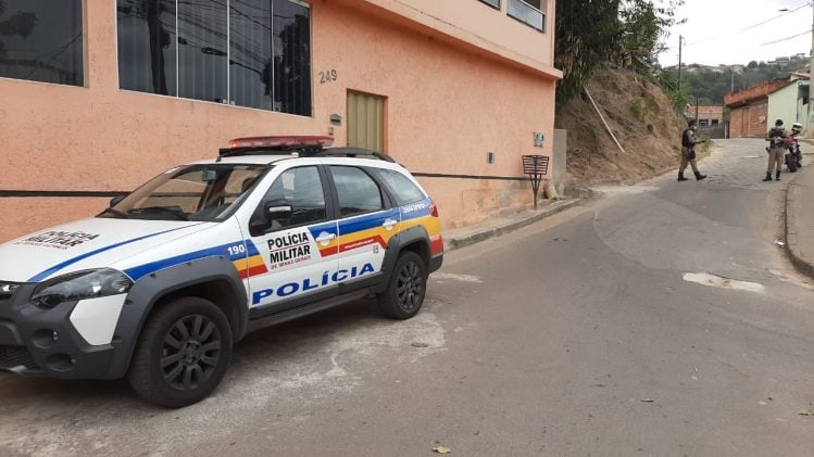 Motocicleta furtada é abandonada em frente à garagem de residência